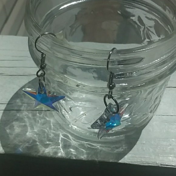 Swarvorskie crystal star earrings. - Picture 2 of 7